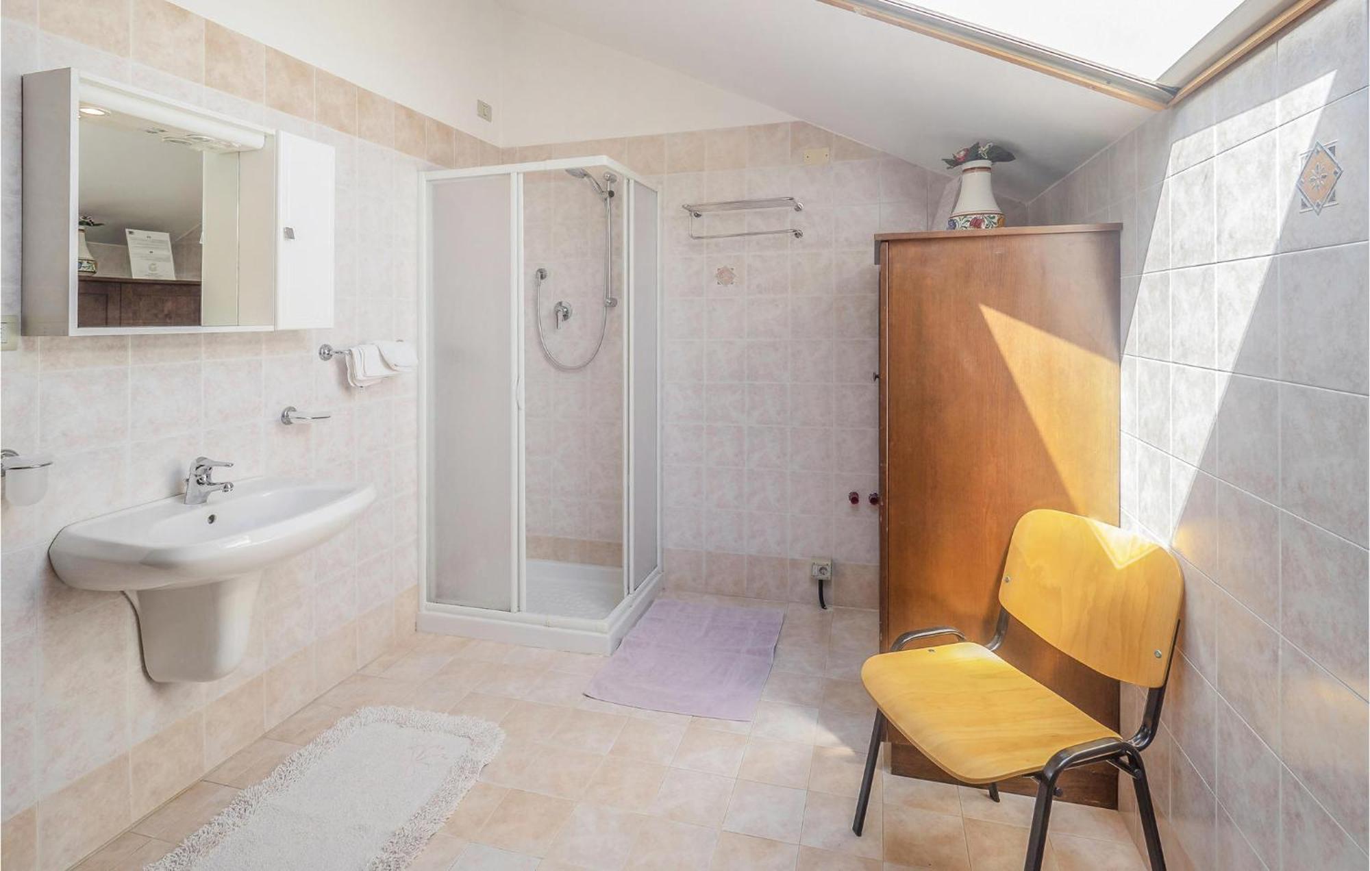 Awesome Home In Ariano Nel Polesine With Kitchen San Basilio Bilik gambar