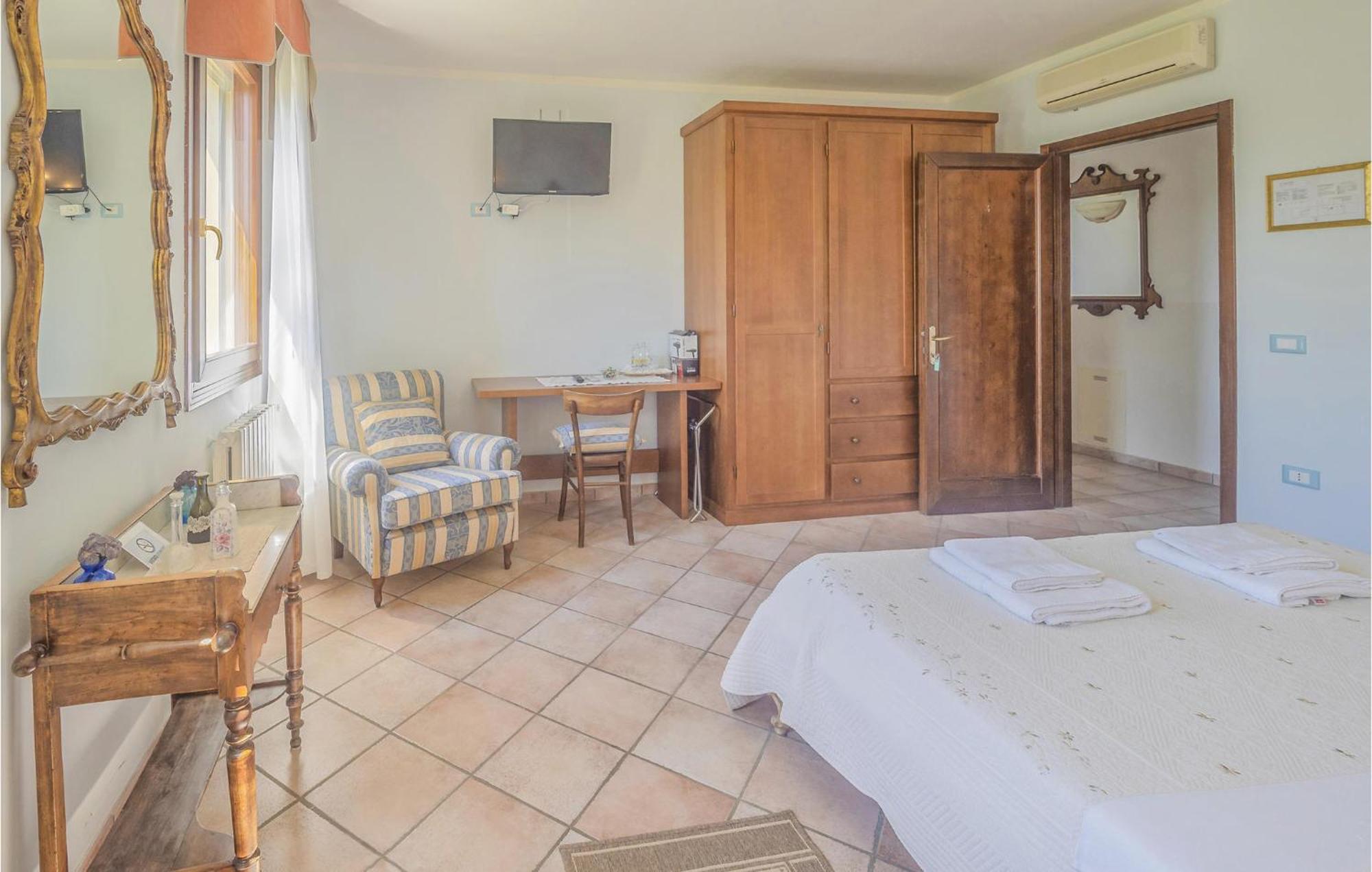 Awesome Home In Ariano Nel Polesine With Kitchen San Basilio Bilik gambar