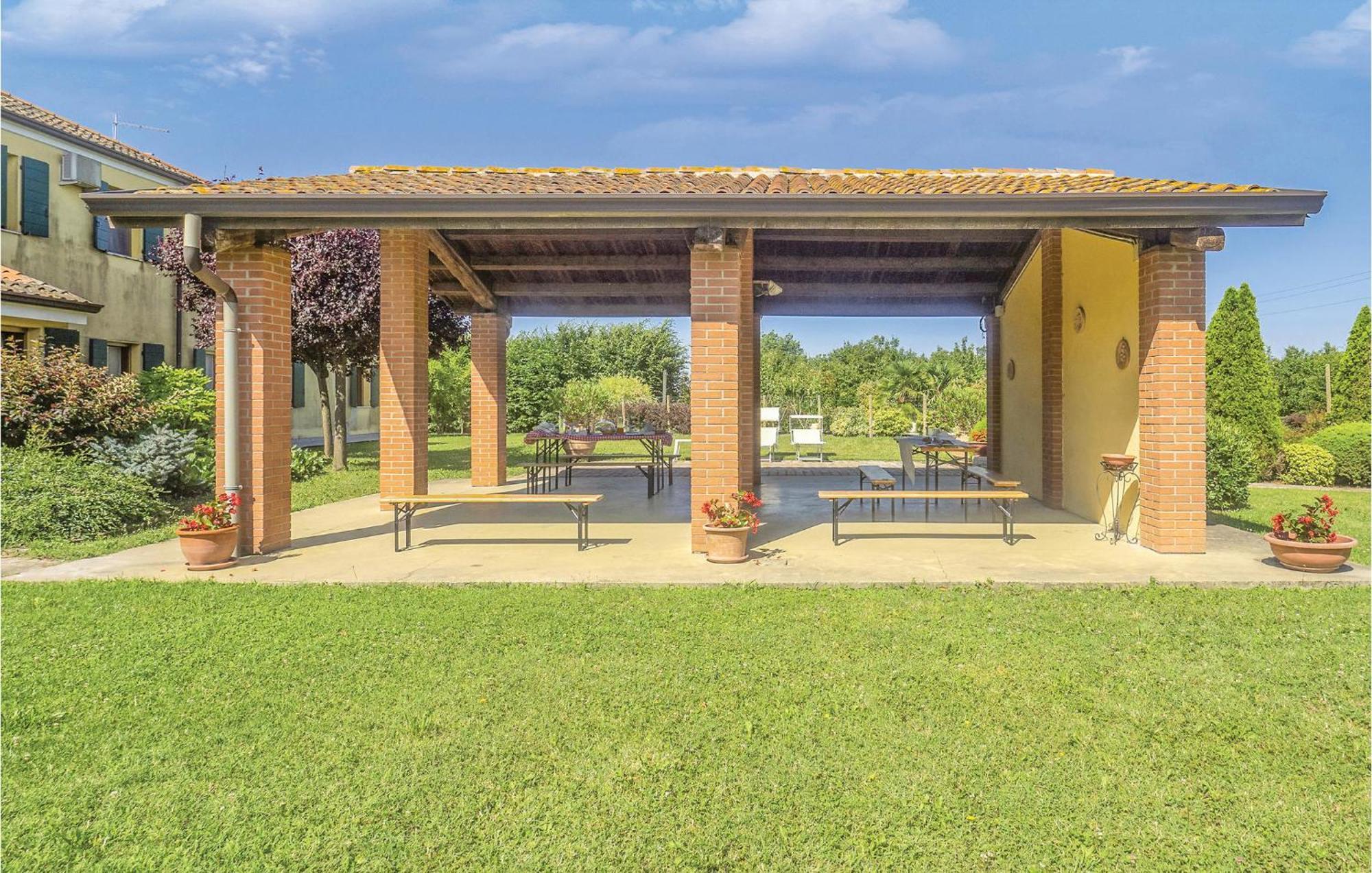 Awesome Home In Ariano Nel Polesine With Kitchen San Basilio Bilik gambar
